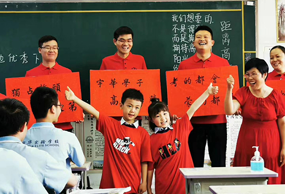 13.高考前，校領導在班級里給考生加油鼓勁.jpg